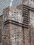 Metselverbanden als van een middeleeuwse stadspoort.
<br/>
Gert-Jan Lobbes, 2016